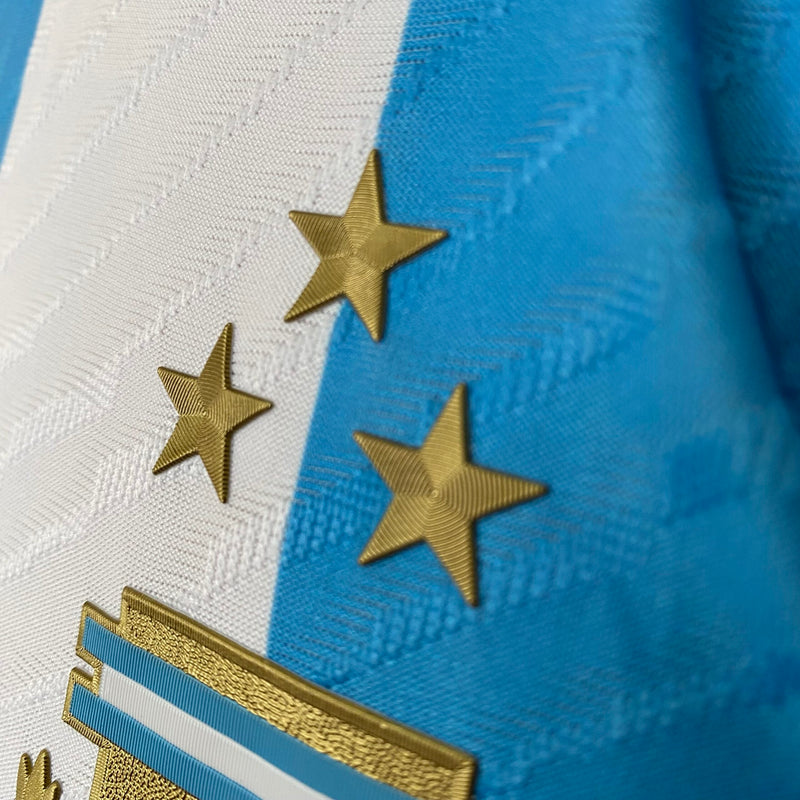 Camisa Argentina Home – Campeão Mundial – (2) Patch Copa do Mundo Catar – 3 Estrelas – Messi 10 – 2023 Adidas – Versão Jogador
